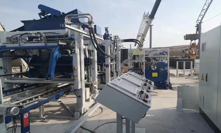 項目現(xiàn)場|泉工股份ZN900C全自動生態(tài)砌塊成型機生產線于西北地區(qū)已經進入安裝調試階段